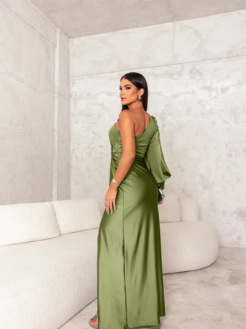Silvia - Vestido Satinado Deslumbrante