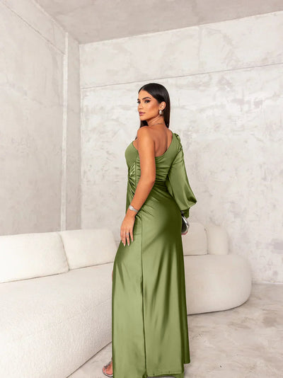 Silvia - Vestido Satinado Deslumbrante